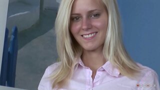 Dolç però Entremaliat Rossa li Encanta Muntar la seva Polla amb Gran Esforç