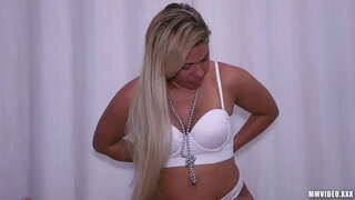 Kubwa Pussy Brazil anapata kutisha cumshot usoni