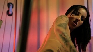 Catra ប៉ះពាល់របស់នាគ្រូបង្គោលដើម្បីធ្វើឱ្យការសាកល្បងមួយតិចតួចក្តៅ