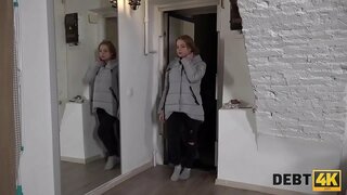 DEBT4k. Babi yn gallu talu y ddyled ar gyfer titw mawr fel casglwr yn fucked galed