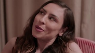 EMME WHITE Делает минет двум членам