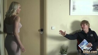 ���ಳೆಯ ಮನುಷ್ಯ ವ್ಯಾಪಿಸಿರುವ ಬಿಸಿ ಟಾರ್ಟ್ ಮತ್ತು ಯೋಜನೆಗಳನ್ನು ತನ್ನ ಮೃದು ತೊಟ್ಟುಗಳು