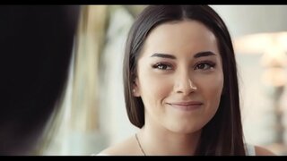 Yaşlı kadın genç birine birkaç şey öğretir