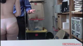 Geweldige tieten en een geweldige kont brunette tiener wordt geneukt in het kantoor van corrupte cop