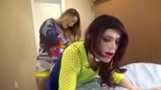 Sissy strapon od dominantne žene odozgo