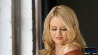 Gros seins et un cul rond MILF blonde babe exhibe corps chaud