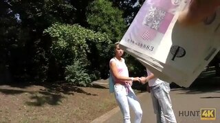 HUNT4K. परिपूर्ण shaved मांजर आणि घट्ट कुल्ले मध्ये येतात हातात हंटर