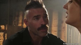 Kapteinis Čārlzs Dera pātagas gagged small tits brunete vergu Zoe Sparx tad pāļu vadītāja vieta bangs viņas incītis ar lielu locekli dungeon