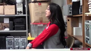 ���ிருநங்கை shoplifts மற்றும் ஒரு அதிகாரி தேடல்கள் அவள்.அவர் தனது செய்கிறது துண்டு கீழே மற்றும் மேலாதிக்கம் அவளை அடைய அவரது மார்பகங்கள் நெரிப்பத.அவர் கொடுக்கிறது, அவரை ஒரு தங்க நிற பல பளப்பான முடி மற்றும் பின்னர் அவர் மோதிக்கொண்டு அவரது