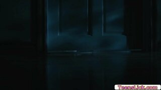 Vytetované teen dostane hore a pomaly zhasne a vyhovuje jej priateľka v inej miestnosti.Po tom,oni štart, bozkávanie navzájom vášnivo.Ďalšia je,robia ich kundičky mokré a prepne sa do 69 poloha.