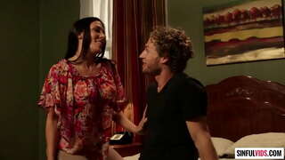 Kåt brunett Rachel Starr suger hårt stav i 69 position innan du får besprutas med sperma