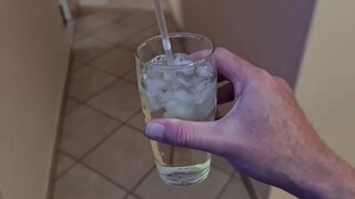 Kapag ang asong babae ay makakakuha ng isang sorpresa umihi d. at nagmamahal ito