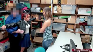 Genç çalıyor ve asyalı üvey annesi onu hapse girmekten kurtarıyor.Küçük memeli milf memurların horozunu emer ve üvey kızının gördüğü gibi onu sikikleri