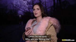 Taylee Wood yetenekli bir Nick'e halka açık bir oral seks yapıyor