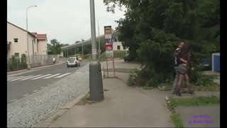 Halka açık bir parkta bir köprünün altında sikişmek için genç bir fahişe al