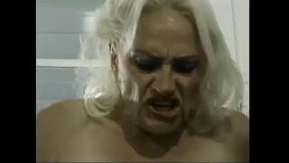 ���ู้ใหญ่ Kathy โจนส์จะได้พังในครัวโดยผู้ชายสองคน