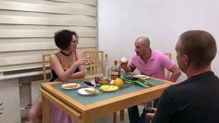 Duha ka guys sa giiyot sa usa ka kanhi kauban sa klase (bahin 1)