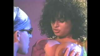 Kiimas kutt aastal päikeseprillid fucks slutty ebony emane raske tema karvane vitt