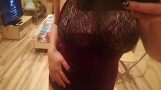 Aynanın önünde meme uçlarını gösteren bir stip dansı yapmak